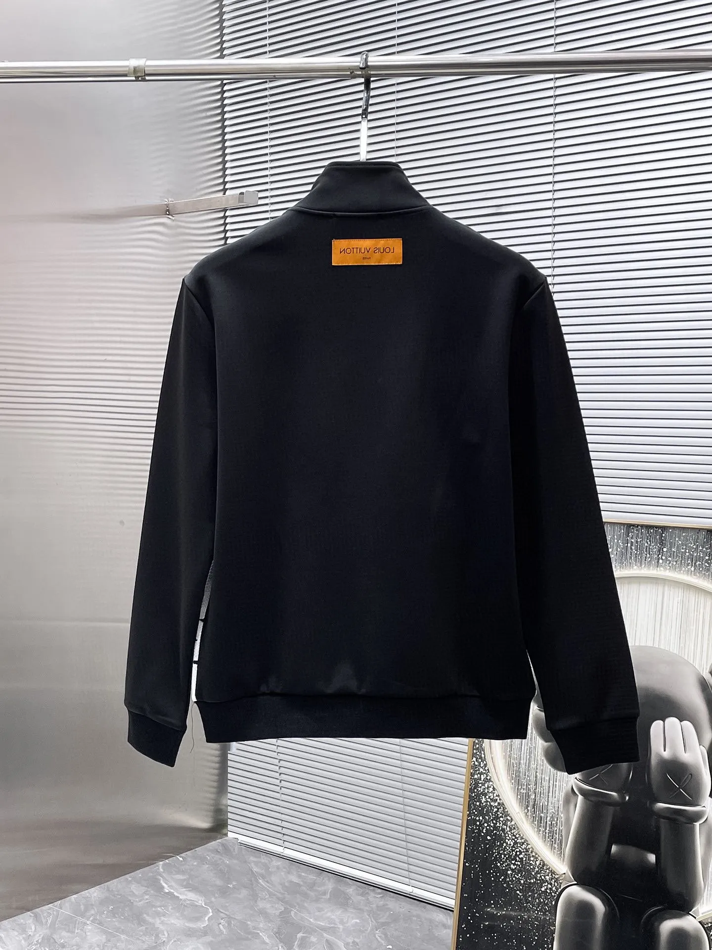 🅿️720 LV hot-selling suit is coming. Focus on the original version of the official website. 2025 new hot-selling cardigan suit. The original order is the best. 🇭🇰The meticulous work of top designers. It has a fitting and perfect upper body effect. All-natural high-quality Tencel Roman cotton 100%, close-fitting comfort, noble and elegant! Original hardware embodies elegance and nobility! Counter size: M-3XL (maximum wear up to 190 pounds)